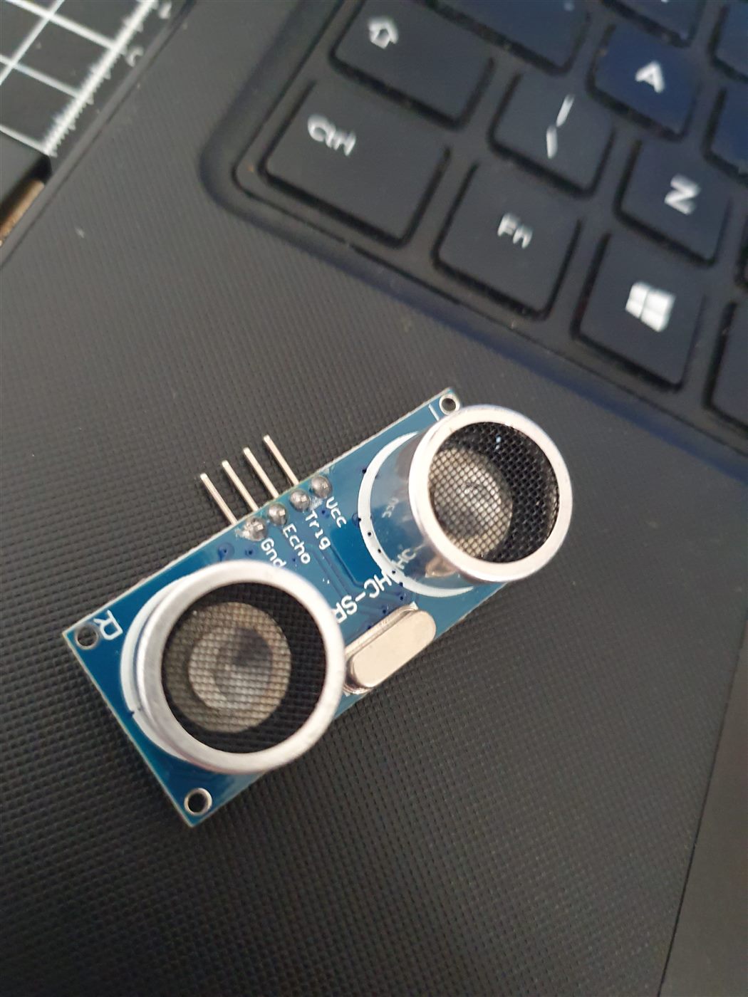 Sensor ultrassônico HC-SR04: Vcc, Trig, Echo e Gnd
